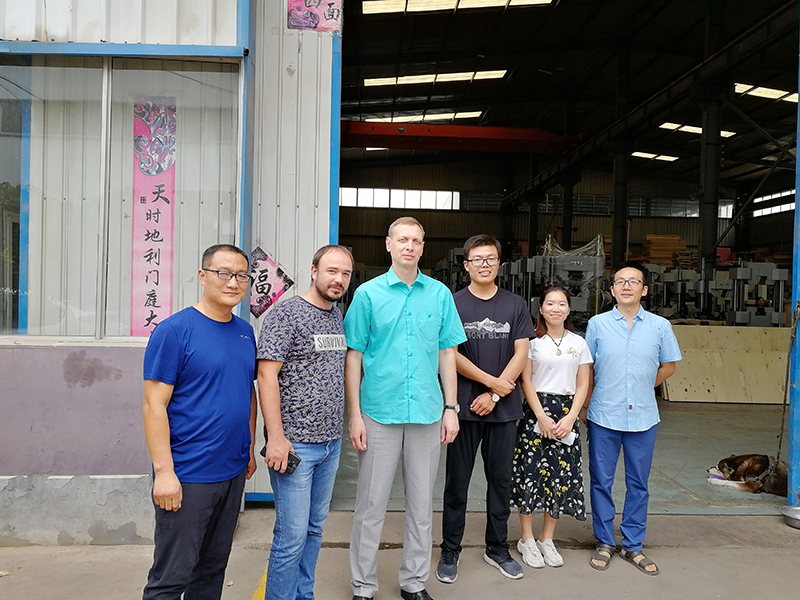 俄罗斯客户到厂验收机器，获得客户一致好评